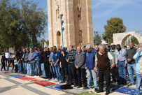 بالفيديو: جمع من الأهالي يؤدون صلاة الاستسقاء في باحة المسجد الأبيض في الرملة